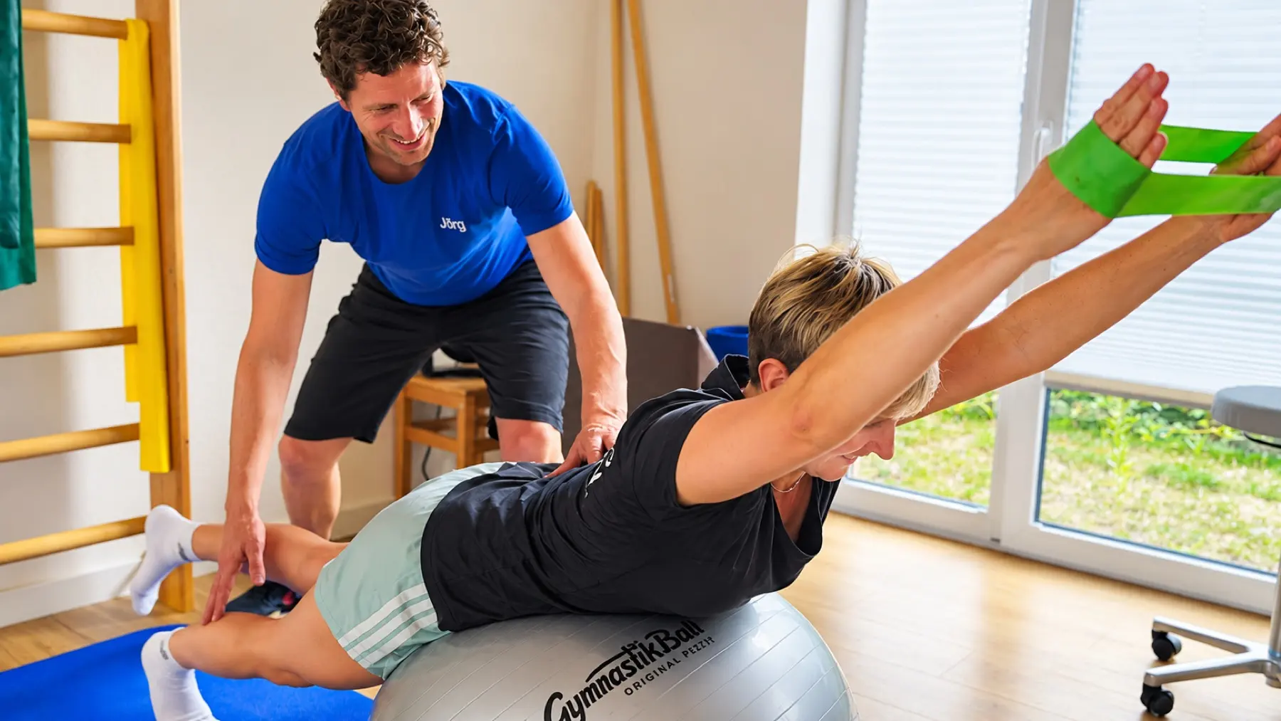 Übung mit Gymnastikball in der Physiotherapie