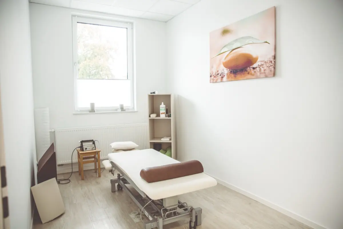 Behandlungsraum mit Therapieliege und Lagerungskissen