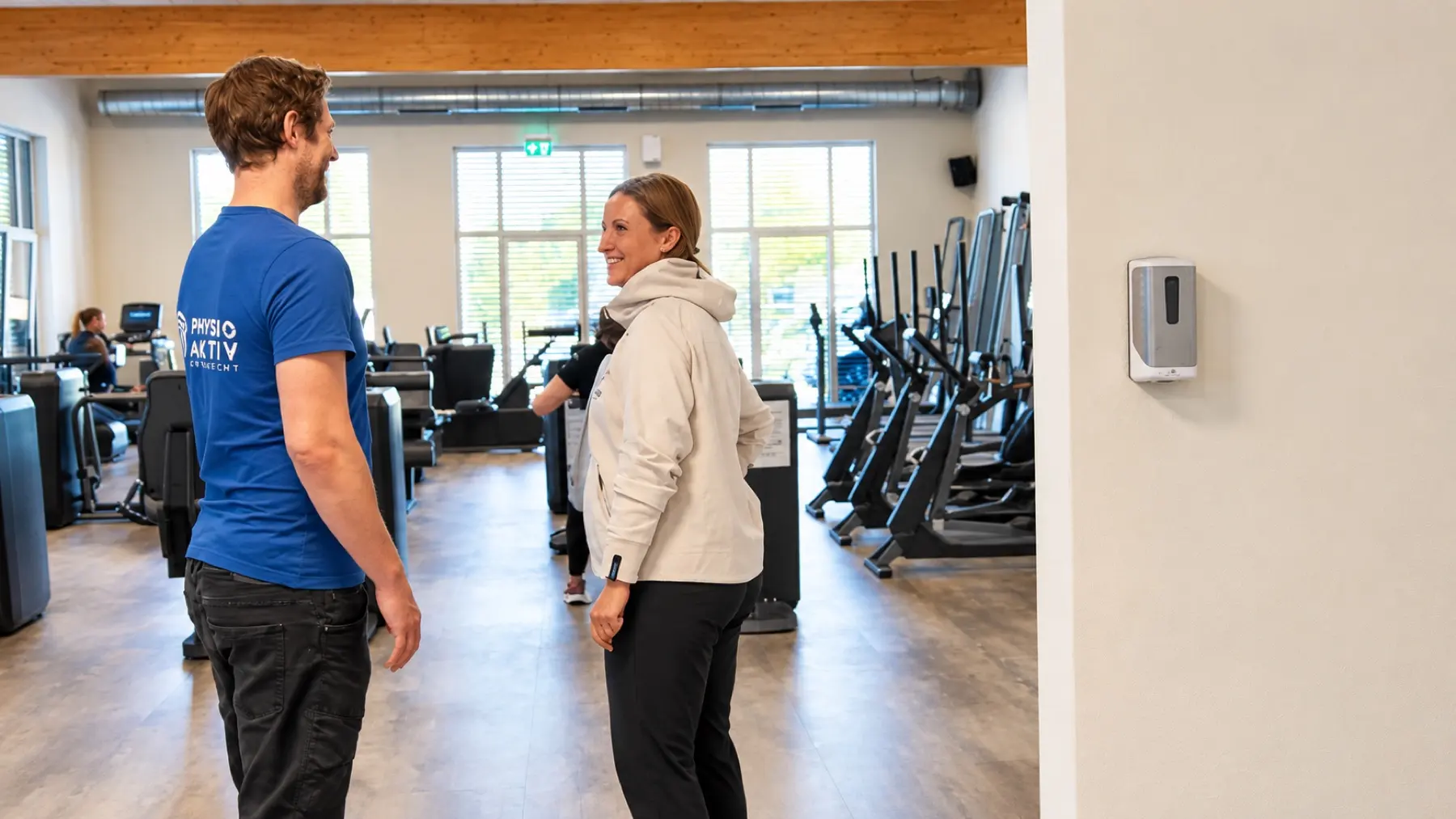 Willkommensgespräch am Trainingseingang